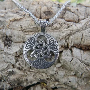 Colgante de acero inoxidable con símbolo triqueta celta